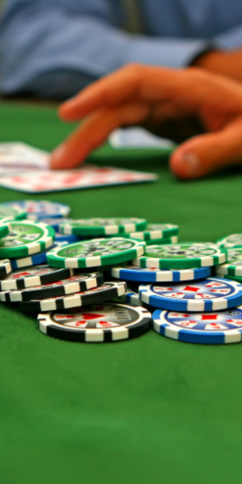 how to play Omaha poker table with chips