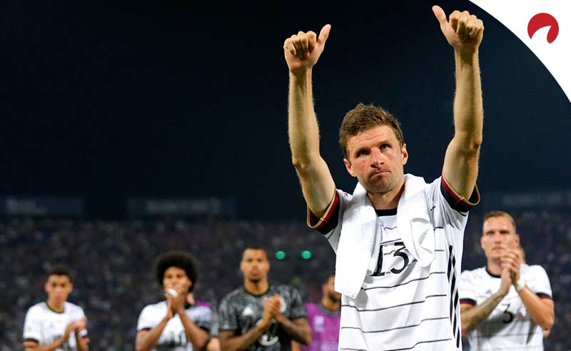 Thomas Muller acena para os fãs no final da partida da Liga das Nações da UEFA