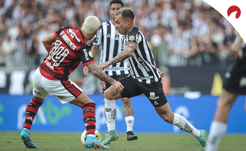 Jogadores do Flamengo e Atlético-MG em lance pelo Brasileirão