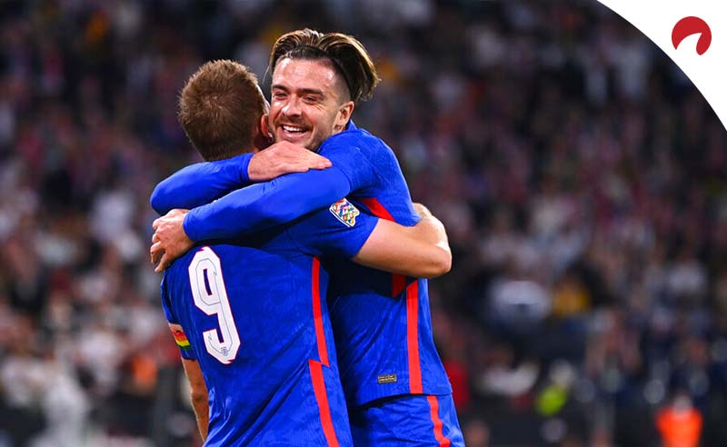 Harry Kane comemora com Jack Grealish depois de marcar gol pela Liga das Nações da UEFA