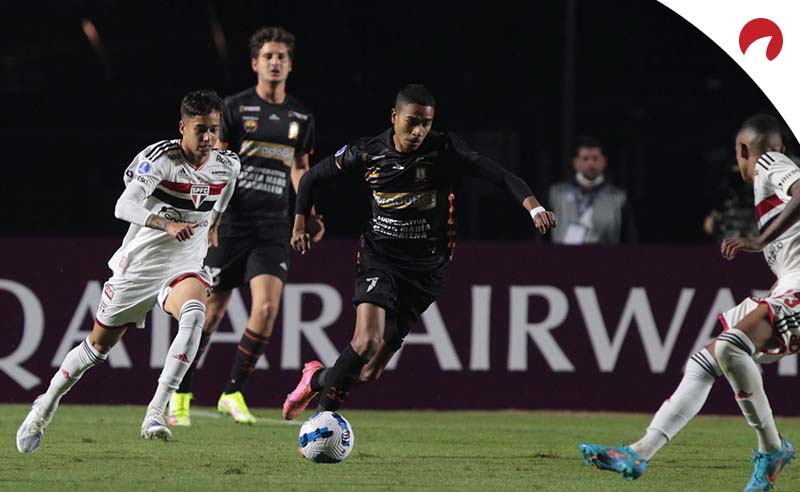 Disputa pela bola em partida entre São Paulo e Ayacucho na Copa Sul-Americana