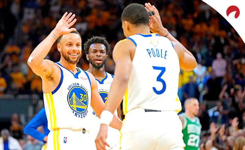 Stephen Curry (30) y Jordan Poole (3) celebran en el Partido 2 de las Finales. Conoce las cuotas del Celtics Vs Warriors