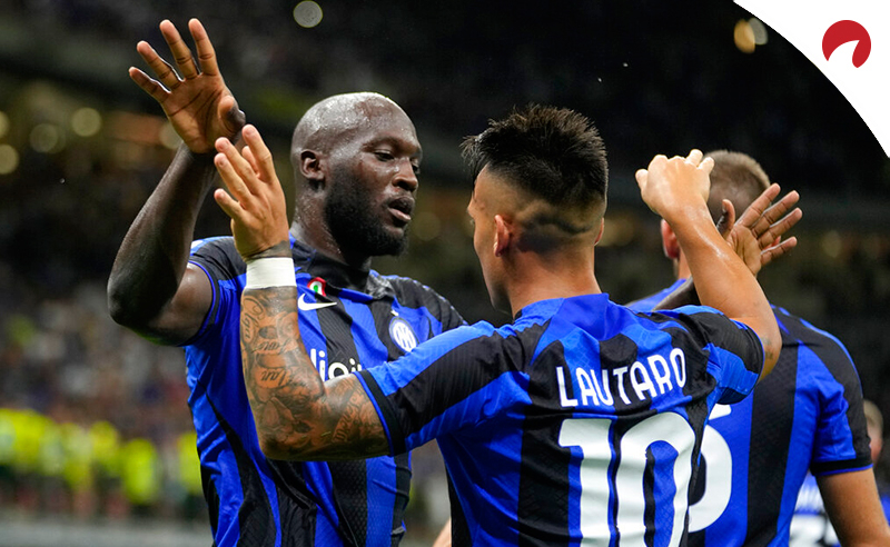 Lautaro Martinez (der.) celebra un gol Romelu Lukaku (izq.) en la Serie A. Conoce los pronósticos del Lazio Vs Inter.