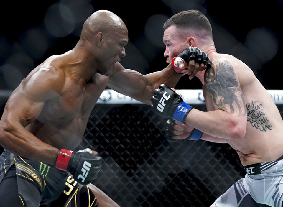 Kamaru Usman intenta golpear a Colby Covington. Información sobre las casas de apuestas de la UFC.
