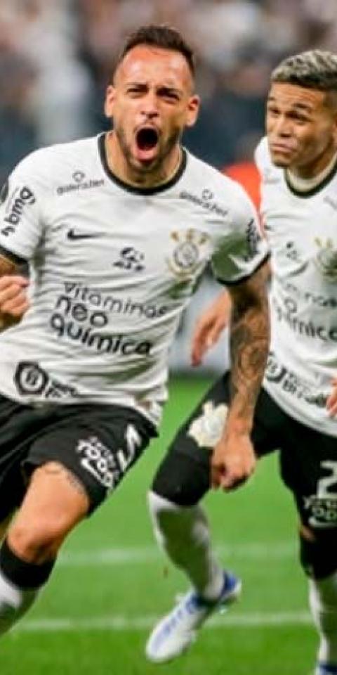 Jogadores do Corinthians comemoram gol marcado sobre o Boca Juniors