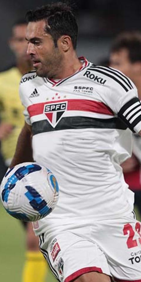 Éder (São Paulo) domina a bola em jogo 