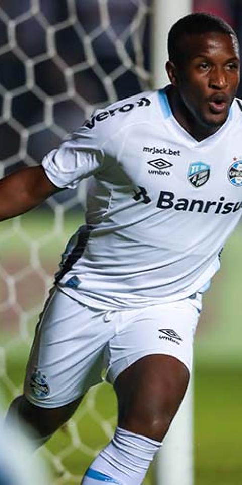 Elias (Grêmio) comemora gol marcado contra o Operário na Série B