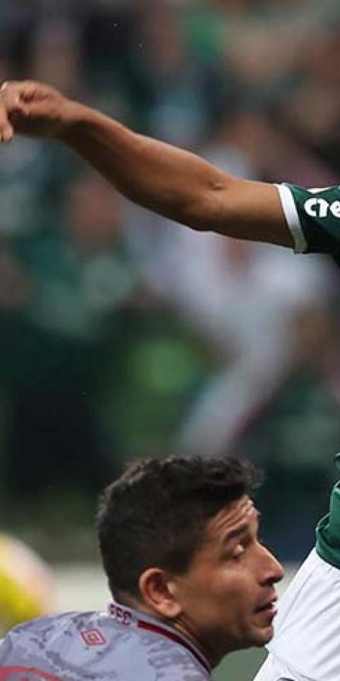 Rony, do Palmeiras, em lance contra o Fluminense