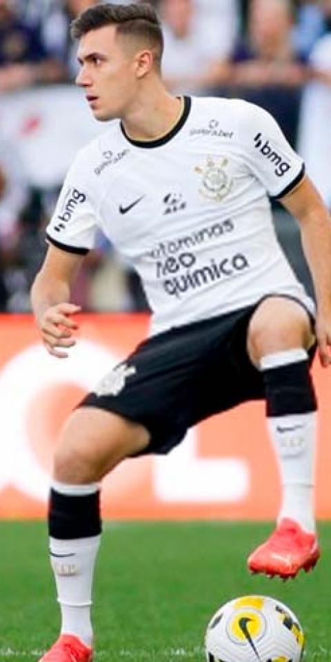 Lucas Piton (Corinthians) em lance pelo Brasileirão