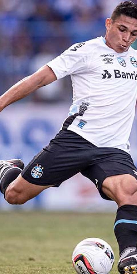 Jogador do Grêmio chuta a gol