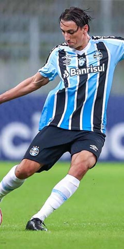Geromel, do Grêmio, em lance pela Série B do Brasileirão