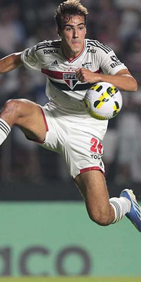 Igor Gomes (São Paulo) domina a bola no ar
