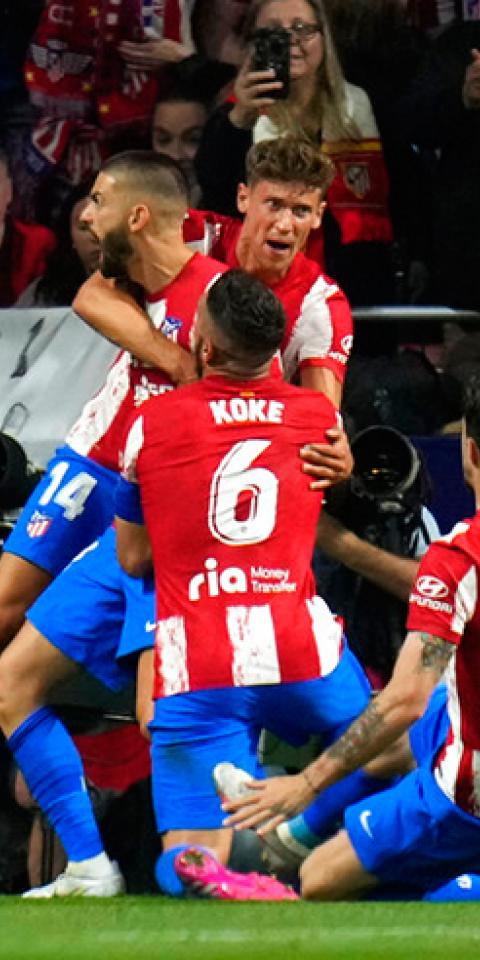 Jugadores del Atlético celebran un gol. Conoce las cuotas y pronósticos del Atlético De Madrid Vs Sevilla de LaLiga.