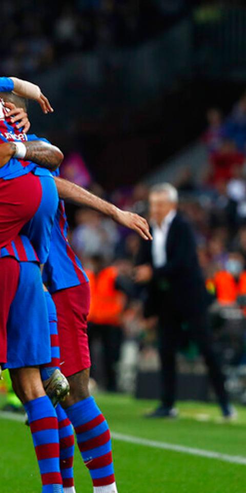 Los jugadores del Barcelona celebran un gol. Conoce las cuotas y pronósticos del Betis Vs Barcelona.