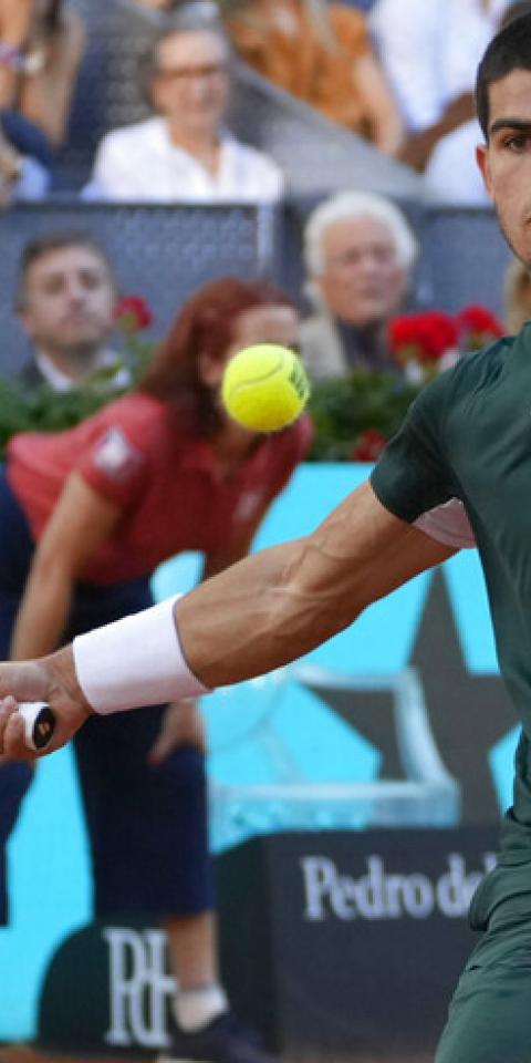Carlos Alcaraz se dispone a golpear la pelota. Cuotas y favoritos para ganar Roland Garros 2022.