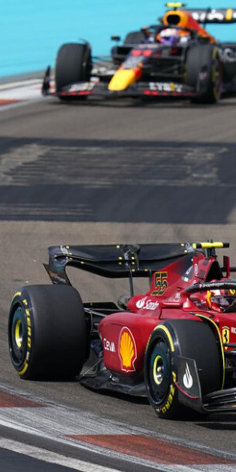 Carlos Sainz es perseguido por Sergio Pérez. Apuesta con las mejores cuotas del Gran Premio de España de Förmula 1.