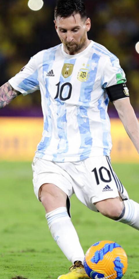 Leo Messi golpea el balón en la imagen. Cuotas y pronósticos del Italia Vs Argentina de la Finalissima.