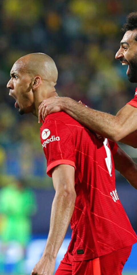Fabinho (izq.) y Salah celebran un gol. Conoce las cuotas y pronósticos del Liverpool Vs Tottenham de la Premier League.