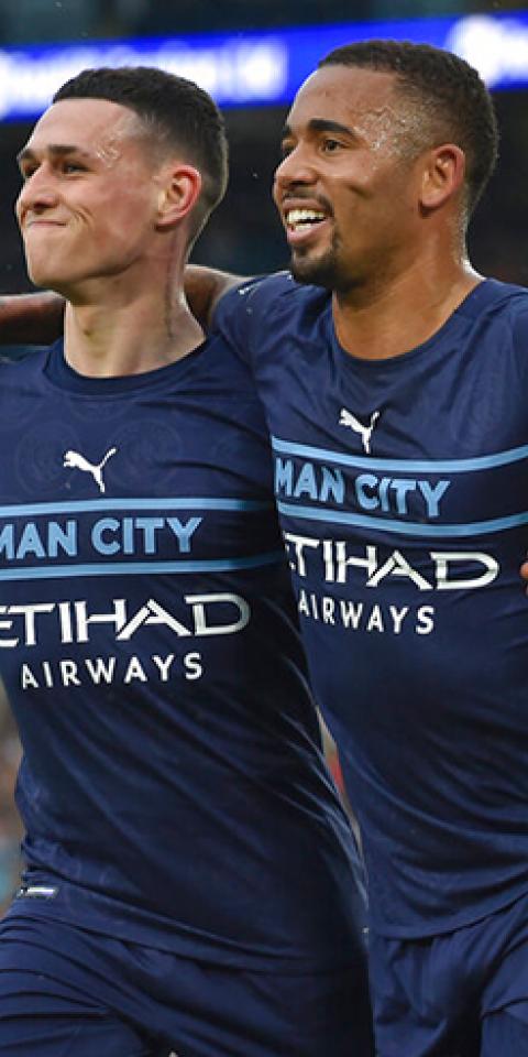 Gabriel Jesus, derecha, celebra un gol con Phil Foden. Conoce las cuotas y pronósticos del Manchester City Vs Newcastle.