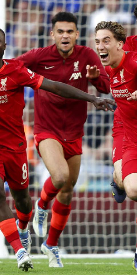 Tsimikas celebra un gol con sus compañeros. Apuestas y pronósticos Premier League, Southampton Vs Liverpool.