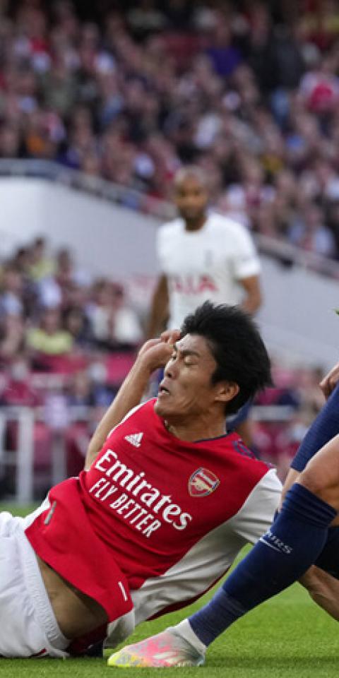 Takehiro Tomiyasu corta un pase de Heung-Min Son. Cuotas y pronósticos Premier League, Tottenham Vs Arsenal.