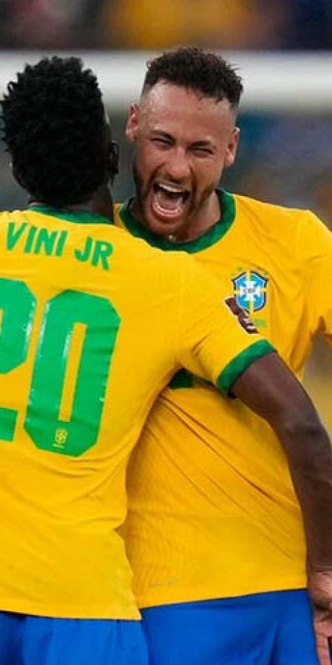 Neymar e Vini Jr. comemoram gol marcado pela seleção brasileira