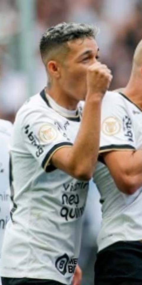 Jogadores do Corinthians comemoram gol marcado