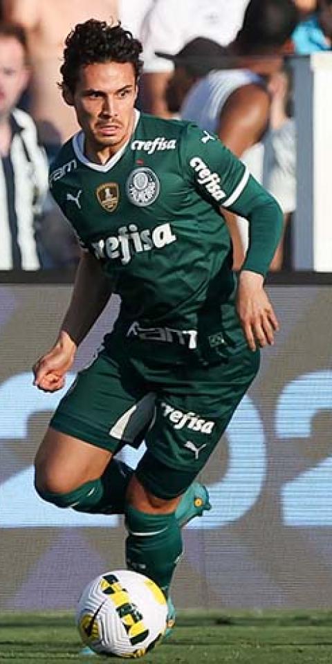 Raphael Veiga, do Palmeiras, em disputa pela bola