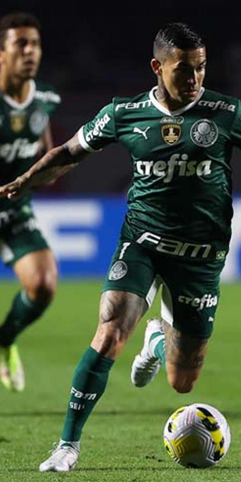Dudu (Palmeiras) em lance contra jogadores do São Paulo