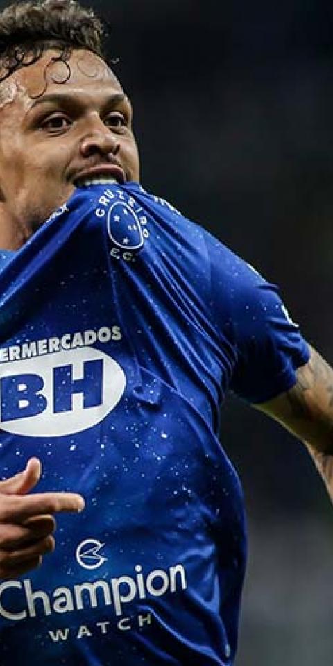 Jogador do Cruzeiro comemora gol pela Série B do Brasileirão