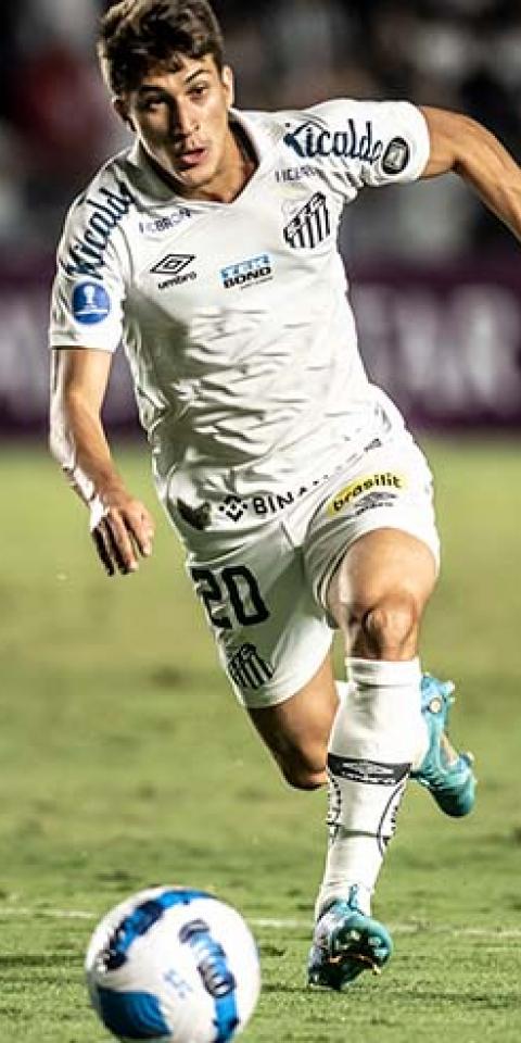 Jogador do Santos em lance pela Copa Sul-Americana