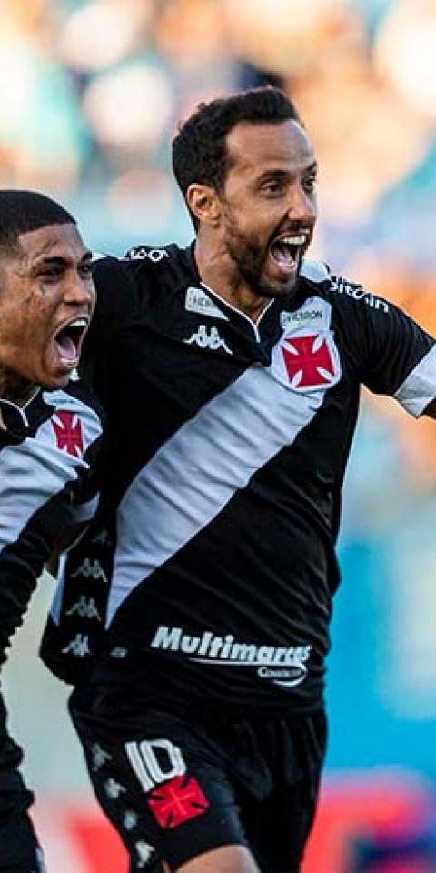 Raniel e Nene comemoram gol na partida entre Vasco da Gama e Londrina na Série B