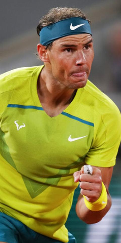 Rafael Nadal celebra un punto conseguido. Apuestas en el cuadro masculino y femenino de Roland Garros 2022.