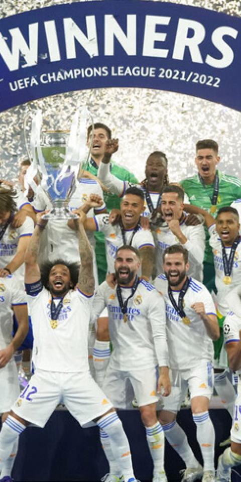 Marcelo levanta la copa de campeón con el Real Madrid. Cuotas al campeón de la Champions League 2022-23.