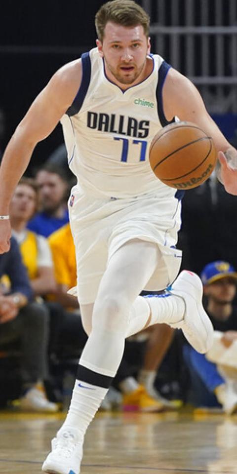 Luka Doncic controla la pelota. Aprovecha las cuotas para los favoritos para ganar el MVP de la NBA 2022-23.
