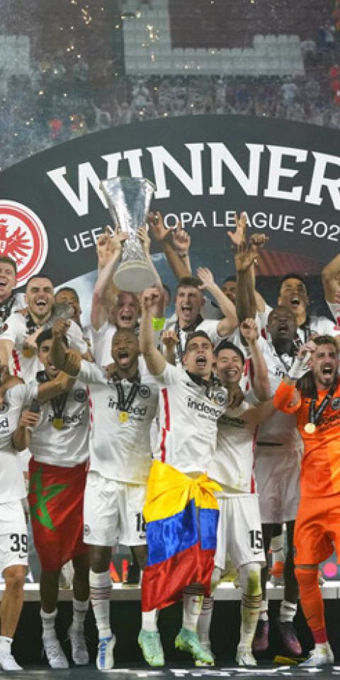 Los jugadores del Eintracht Frankfurt celebran el título. Cuotas y favoritos para ganar la Europa League 2022-23.