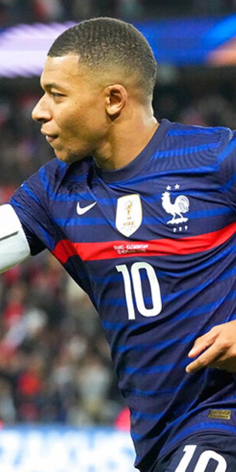 Kilian Mbappe celebra un gol. Conoce las cuotas del Francia Vs Dinamarca de la Nations League.