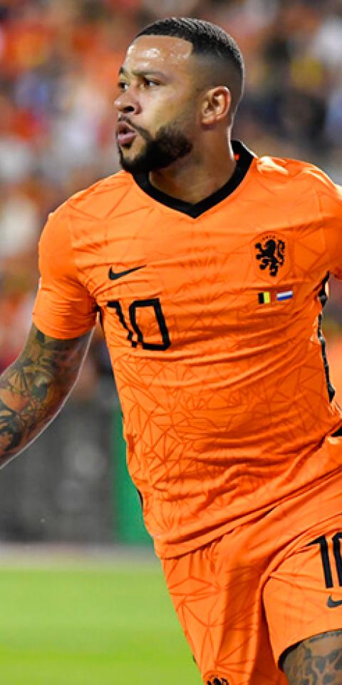 Memphis Depay celebra un gol en la Nations League. Conoce las cuotas y pronósticos del Holanda Vs Polonia.