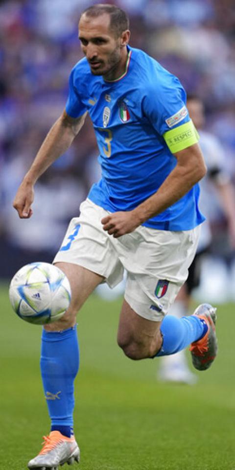 Giorgio Chiellini controla el balón. Cuotas y picks del Italia Vs Alemania de la 1º jornada de la Nations League.