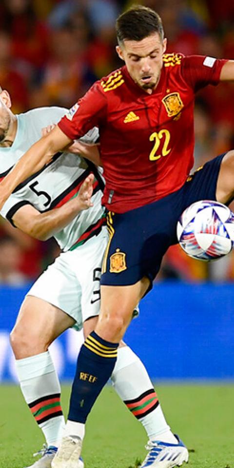 Pablo Sarabia controla un balón. Conoce las cuotas y pronósticos del Suiza Vs España de la Nations League.