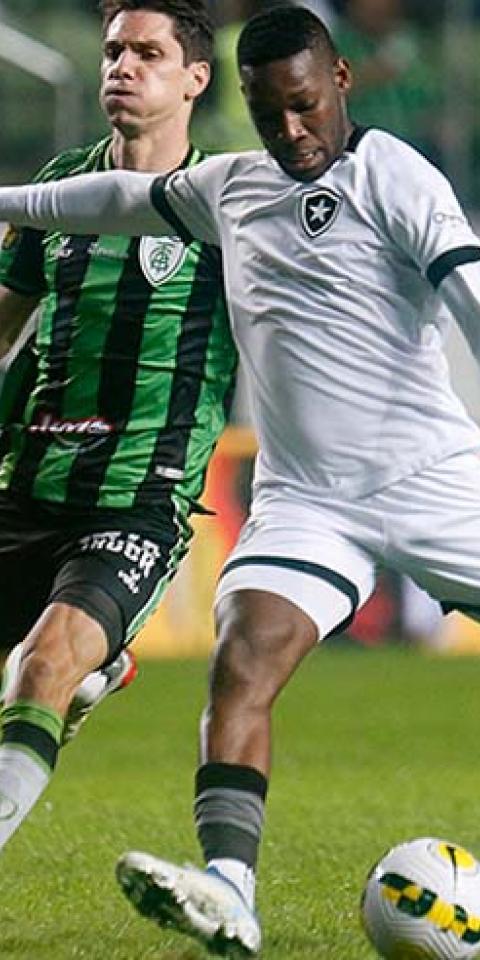 Patrick de Paula, do Botafogo, em lance pela Série A do Brasileirão