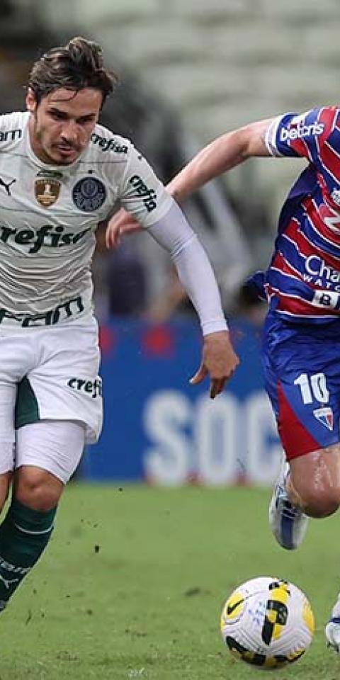  Raphael Veiga, Palmeiras, disputa bola com o jogador Lucas Crispim, Fortaleza EC no Brasileirão
