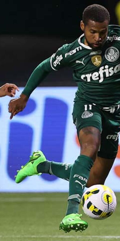 O jogador Wesley, da SE Palmeiras, disputa bola com o jogador, do Cuiabá EC, durante partida do Campeonato Brasileiro, Série A