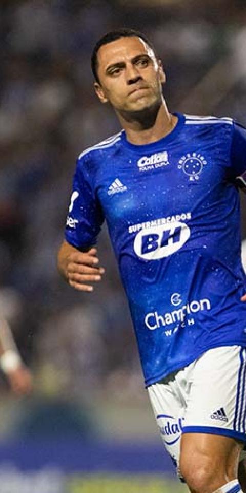 Jogador do Cruzeiro em lance pela Série B do Brasileirão
