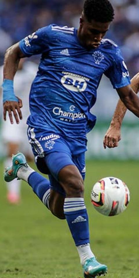 Lance de partida entre Cruzeiro e Bahia pela Série B do Brasileirão