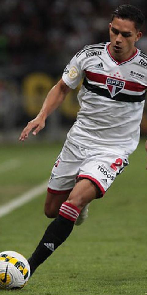 Jogador do São Paulo em jogo pelo time.