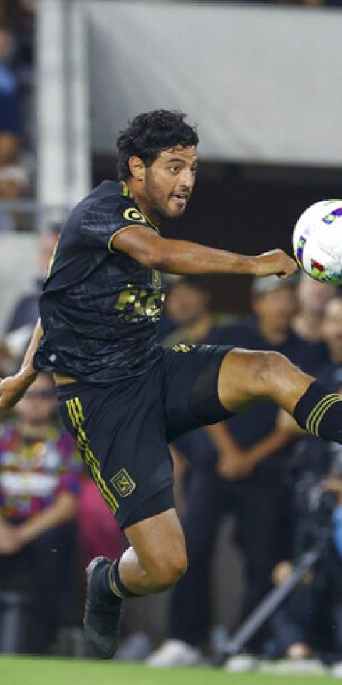 Carlos Vela controla el balón en la imagen. Pronósticos y cuotas al ganador de la MLS 2022.