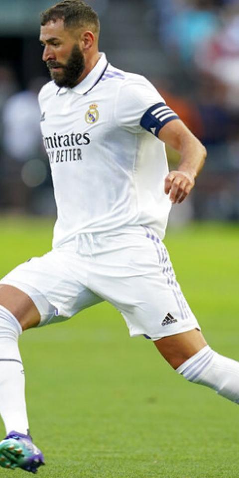 Karim Benzema controla el balón en la imagen. Cuotas del amistoso de clubes Real Madrid Vs Juventus, 30 de julio.