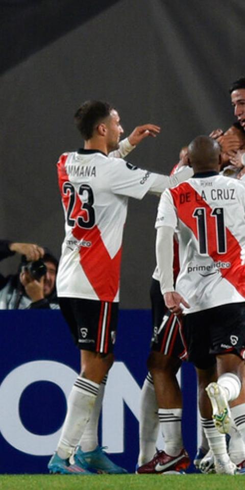 Jugadores de River celebran un gol. Conoce las cuotas y los pronósticos del River Plate Vs Vélez de la Copa Libertadores