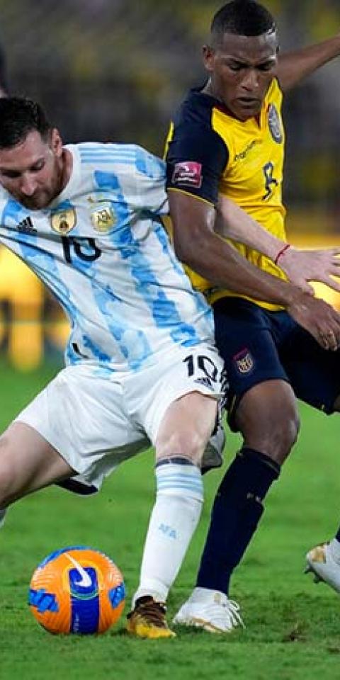 Lionel Messi, da Argentina, em disputa pela bola com Carlos Gruezo do Equador